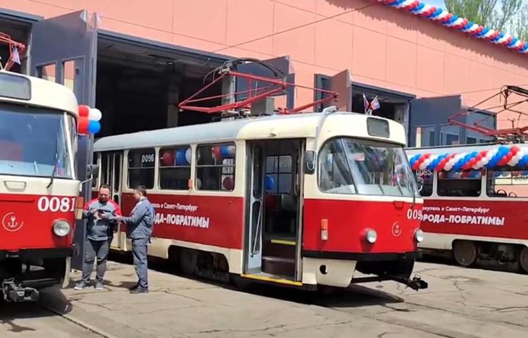 Russia, Putin fa ripartire il tram a Mariupol - Video