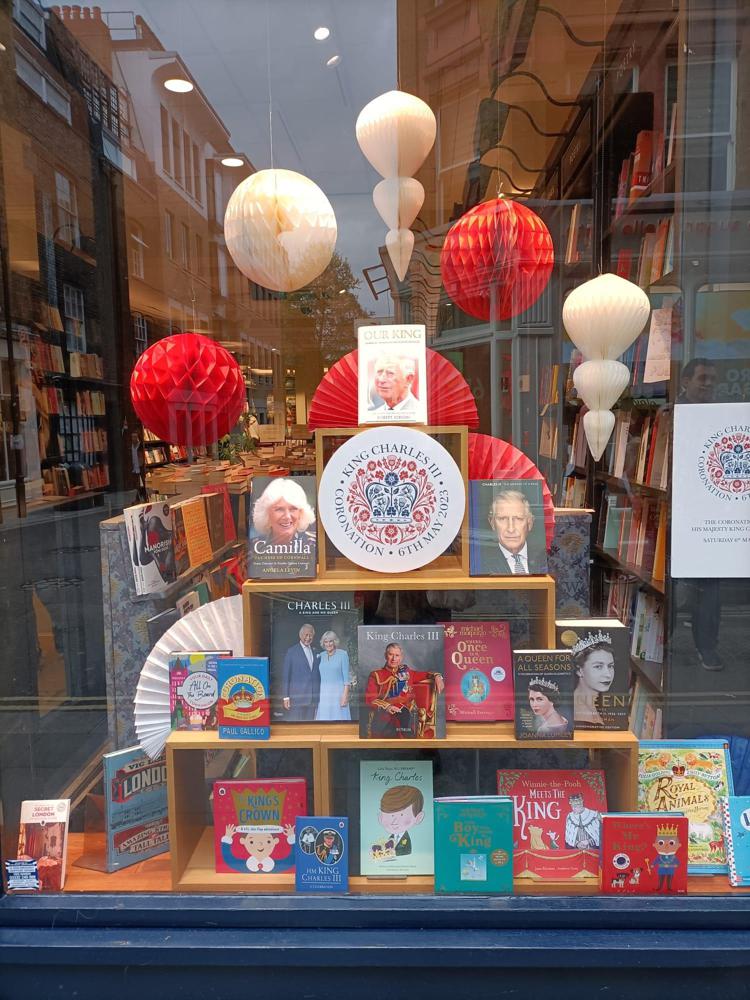 Una vetrina di una libreria nel centro di Londra con le biografie di Carlo III e della regina Camilla - (foto Simonetta Allder d'Aquino)