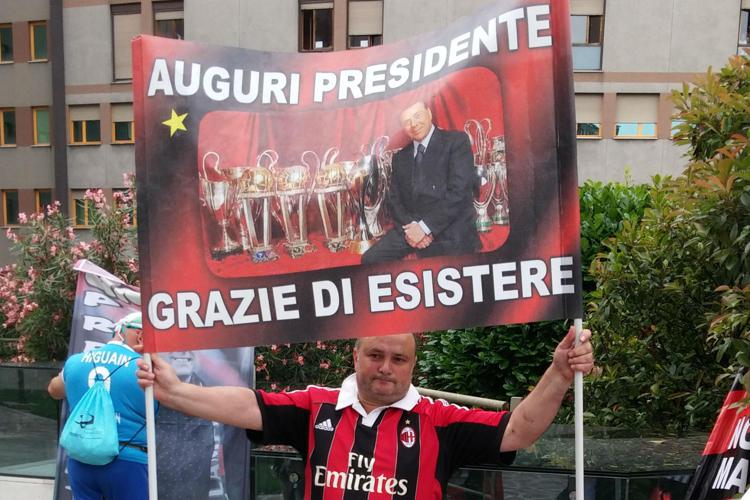 Berlusconi, dai pompelmi all'acqua santa: 45 giorni di omaggi e 'processione' supporter