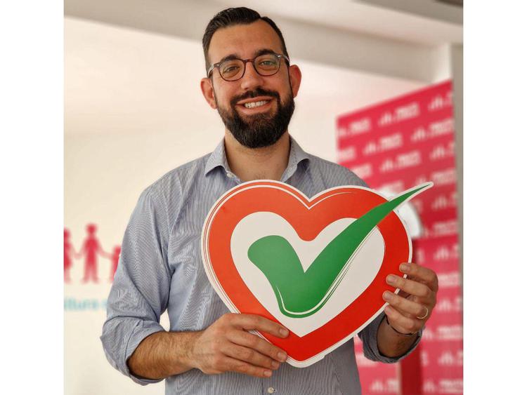 Jacopo Coghe portavoce di Pro Vita Famiglia con il Logo della Manifestazione Scegliamo la Vita