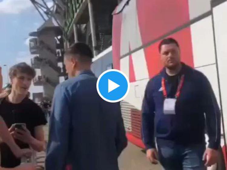 Ajax, tifoso insulta e Berghuis lo prende a pugni - Video