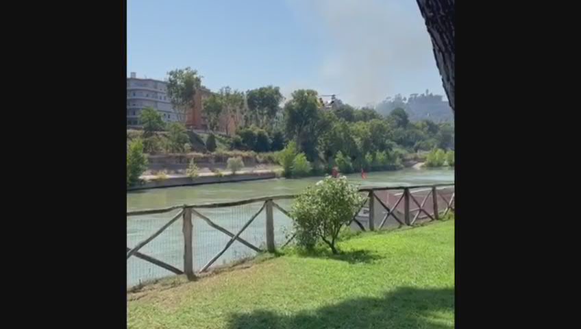 Incendio a Roma - fiamme a Monte Mario: elicottero prende acqua dal Tevere 