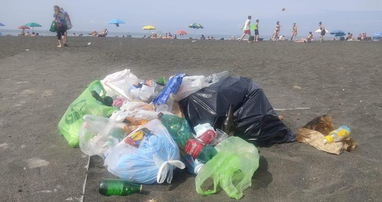 Rifiuti in spiaggia a Roma, M5s: 