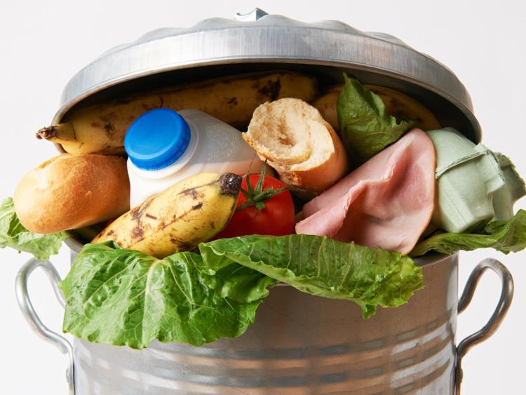 Cresce il Food Waste - ogni settimana gettati oltre 680 grammi di cibo a testa