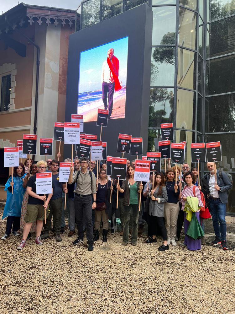 Writers Guild Italia protesta a Roma per sostenere le rivendicazioni dei colleghi statunitensi