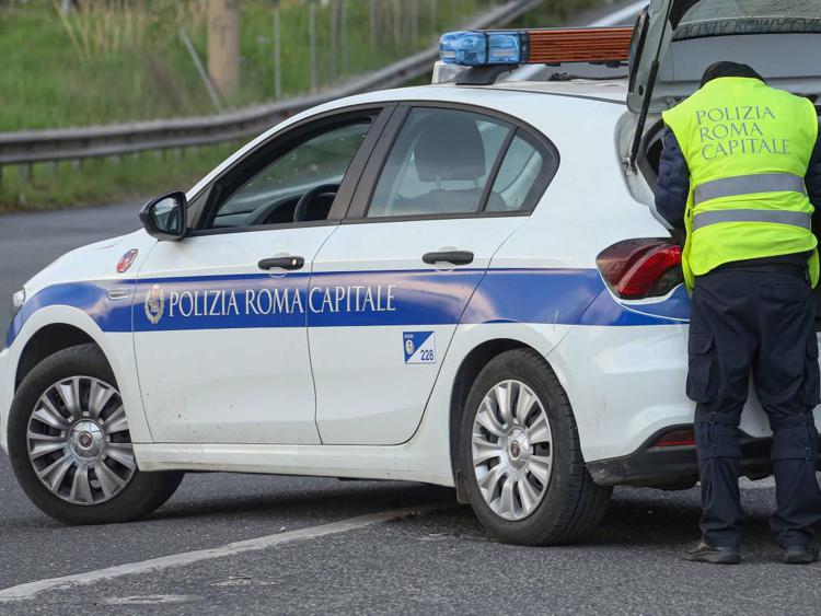 Un'auto della polizia di Roma capitale