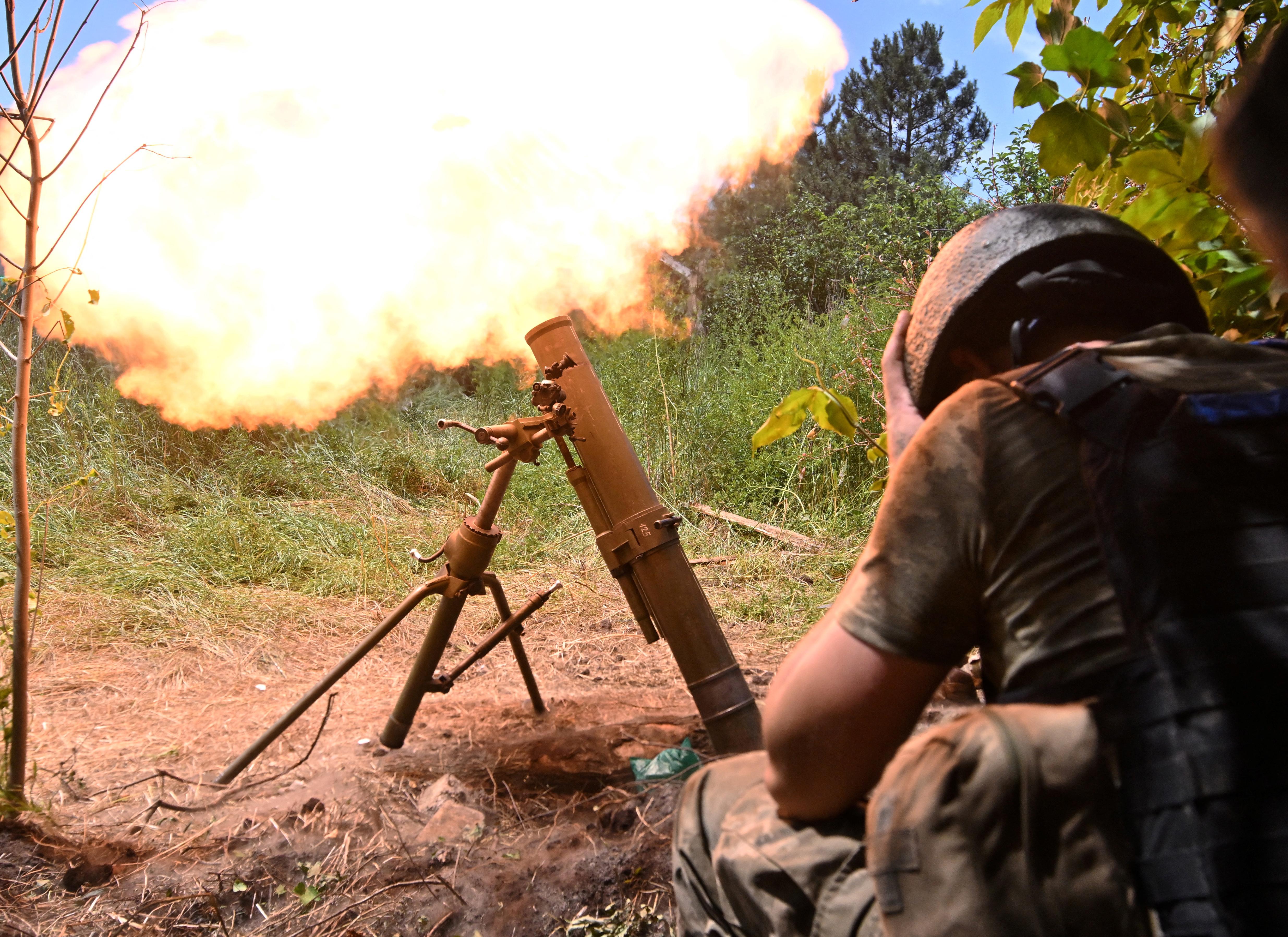 Ucraina attacca Kursk ma Russia avanza nel Donetsk - Zelensky ammette: Situazione difficile a est