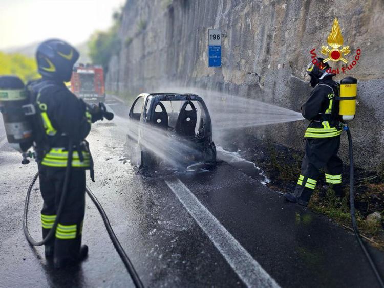 Auto in fiamme sulla E45 a Forlì-Cesena, chiusa la superstrada