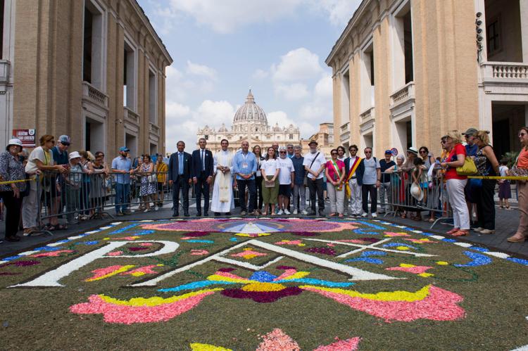 Roma, tripudio di colori per 'Infiorata storica' e 'Pro loco' a via della Conciliazione