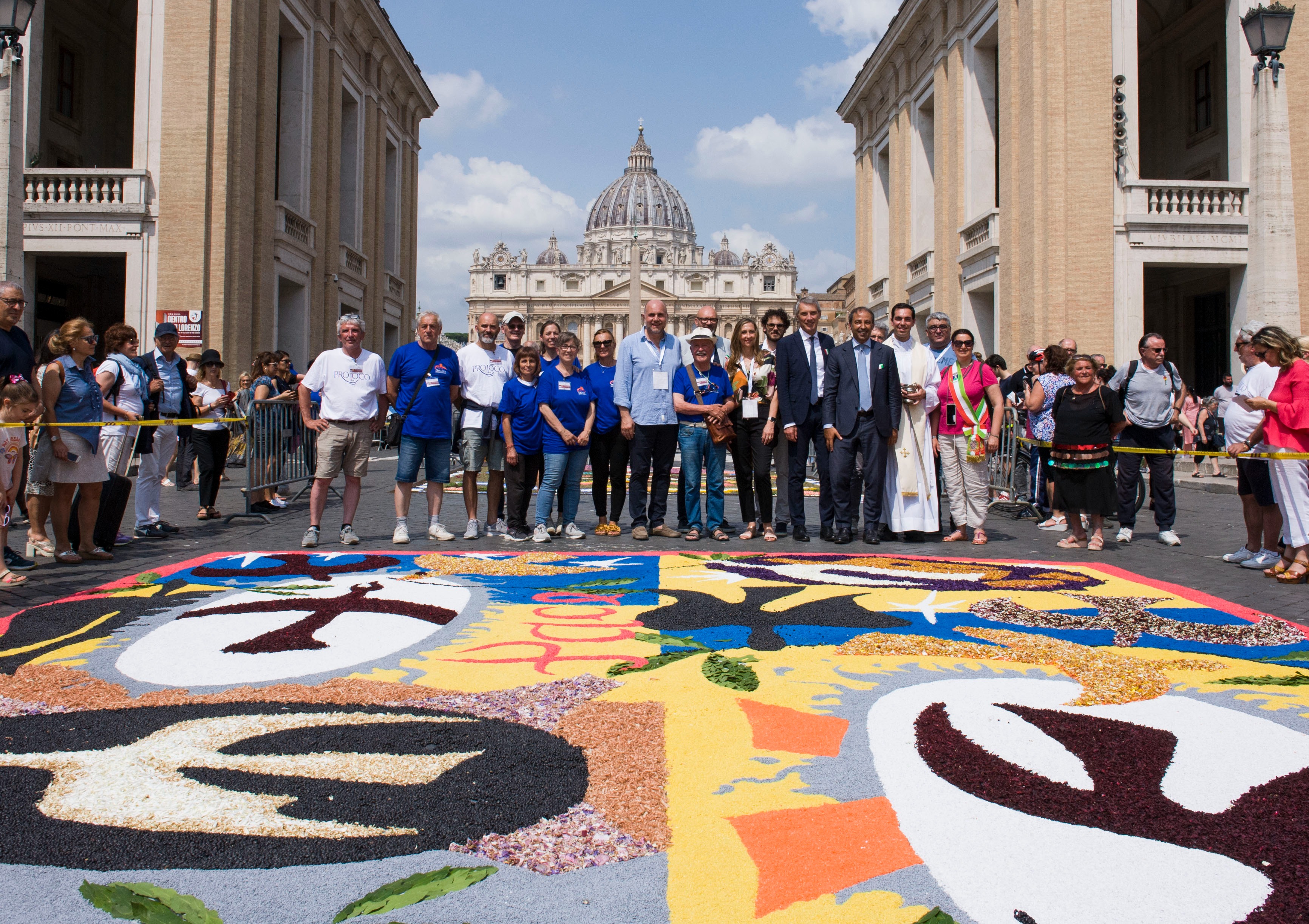 Quadro Pro Loco di Fermignano. Titolo: "Le ali dello spirito". Tecnica usata: fiori, foglie, rosmarino, ghiaino (marmo di Carrara), segatura, caffè, favino nero, sale grosso e fiori interi