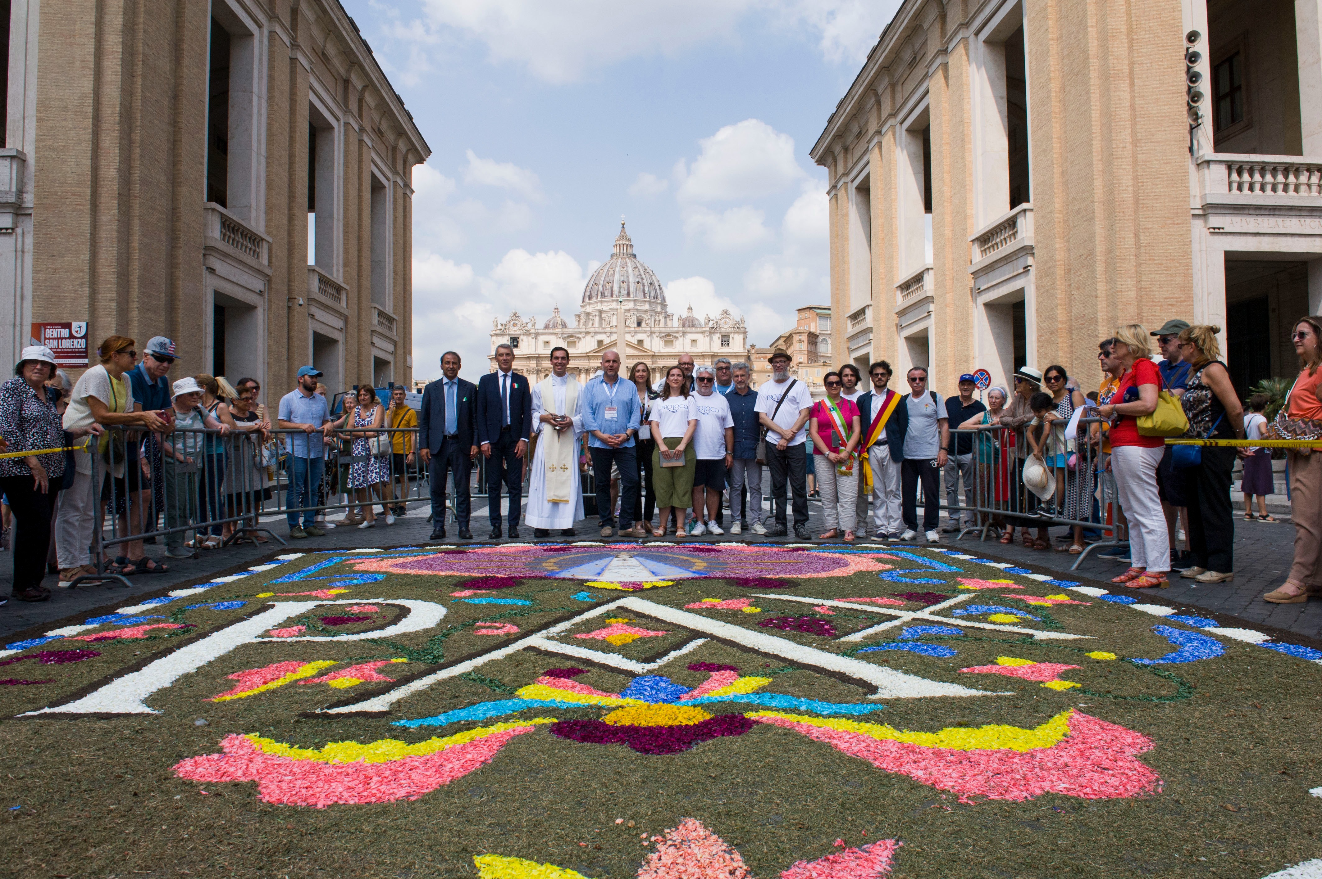 Quadro Infioritalia e Pro Loco di Poggio Moiano. Titolo: Pax..Tecnica usata: Il tappeto floreale sarà realizzato in gran parte con fiori freschi e piccole parti con fiori essiccati e semi