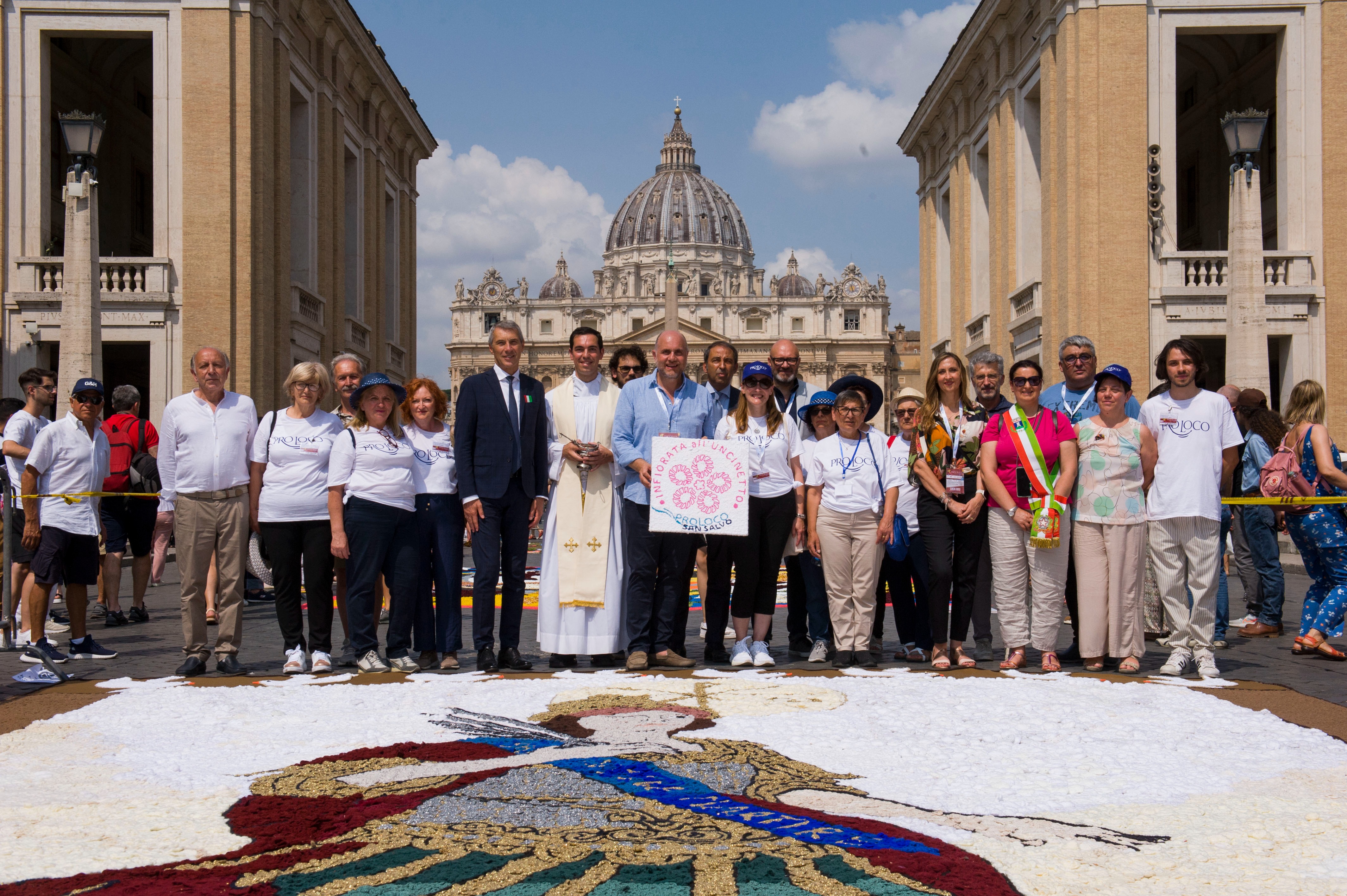 Quadro Pro Loco di San Salvo. Titolo: San Vitale martire. Tecnica usata: l’opera è stata realizzata in 5 mesi di lavorazione da un centinaio di uncinettine della Città di San Salvo e dintorni, un mosaico di migliaia di fiorellini fatti a mano.