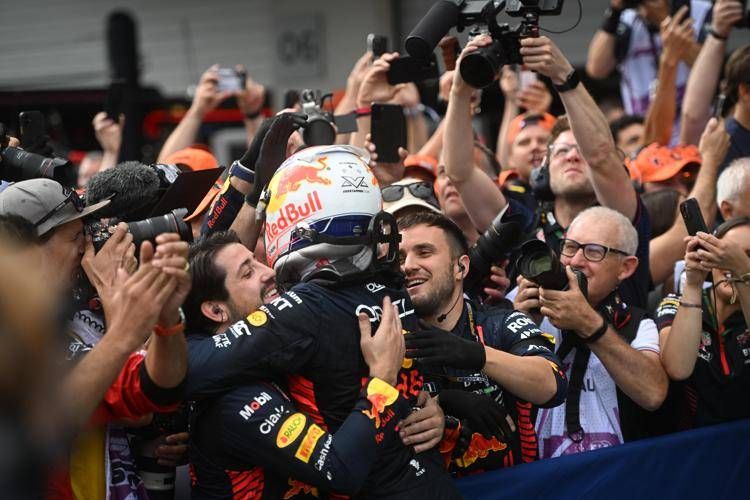 F1 Gp Austria 2023, Verstappen con Red Bull trionfa davanti a Ferrari di Leclerc