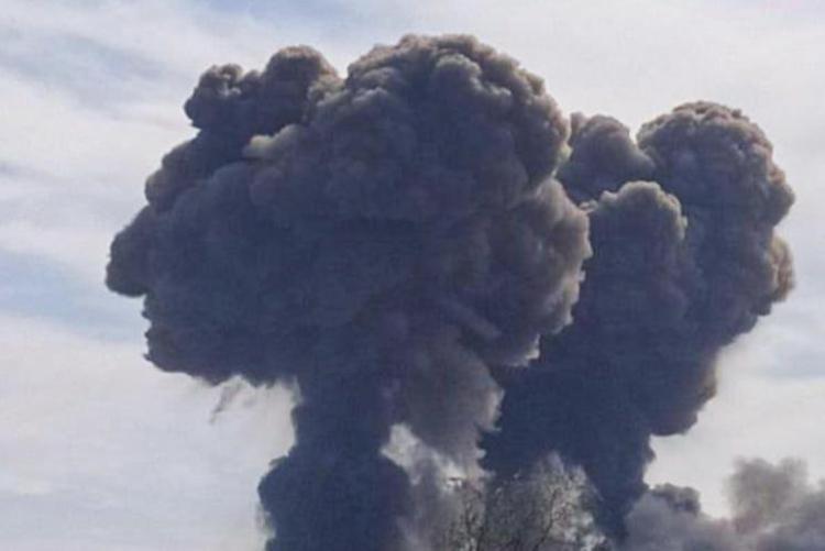 Russia, potente esplosione vicino aeroporto militare nel sud - Video