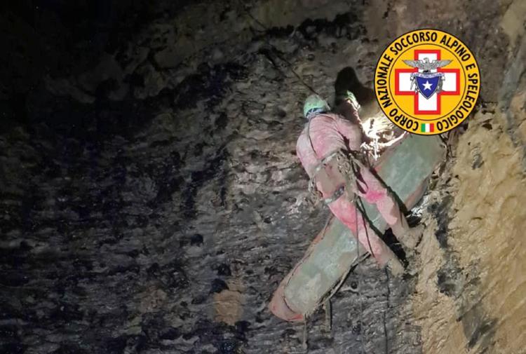 Speleologa fuori da grotta 'Bueno Fonteno', intrappolata per 40 ore