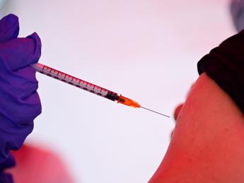 Covid, 13 mld dosi vaccino nel mondo, enti regolatori: “Sicuri per tutti”