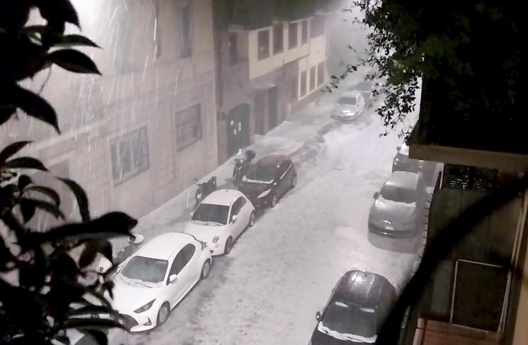 Maltempo in Lombardia, forte grandinata a Milano: oggi nuova allerta gialla  temporali