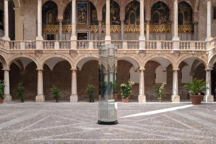 Cicconi al Palazzo Reale di Palermo con l'installazione site-specific che si trasforma al crepuscolo