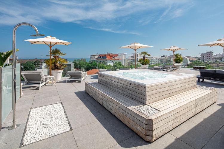 Jacuzzi-Hotel_Monaco Suites Hotel Lignano_EnjoyPro