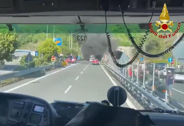 A12 chiusa, pullman a fuoco verso Genova: 11 persone in ospedale - Video