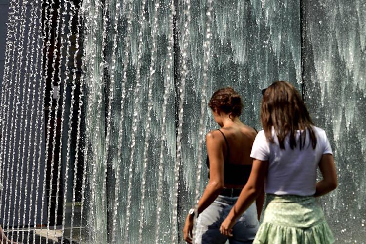 Abiti chiari e bere tanto, come proteggere bimbi da colpi di calore e crampi