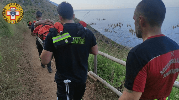 Soccorso alpino siciliano salvano turista allo Zingaro