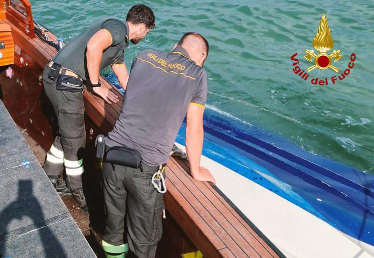 Venezia, scontro tra due barche in Laguna: tre persone salvate