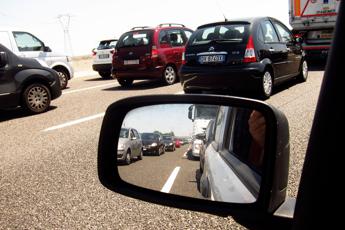 Tre litri d’acqua, occhio a lunghi viaggi in auto e niente alcol, decalogo Sis118