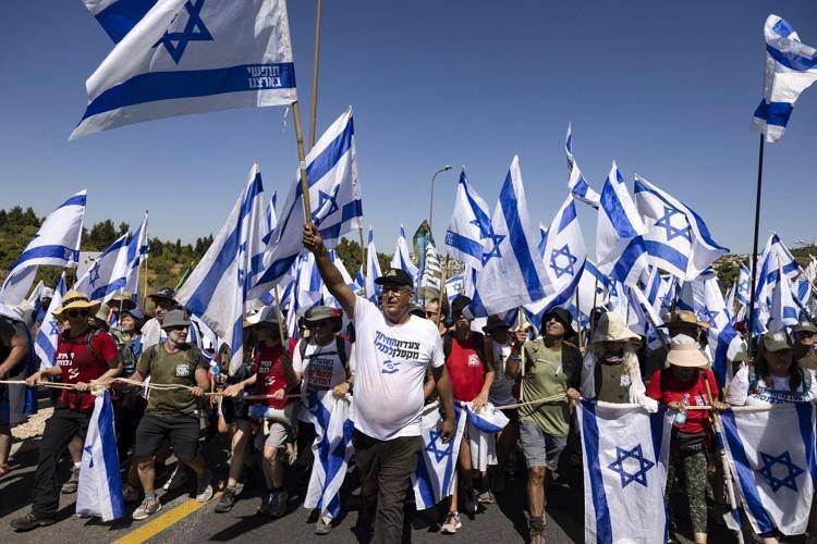 Il corteo di ieri in cammino nella marcia da Tel Aviv a Gerusalemme, nella città di Mevasseret Zion (Afp)