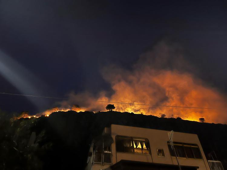 Palermo, emergenza incendi: 