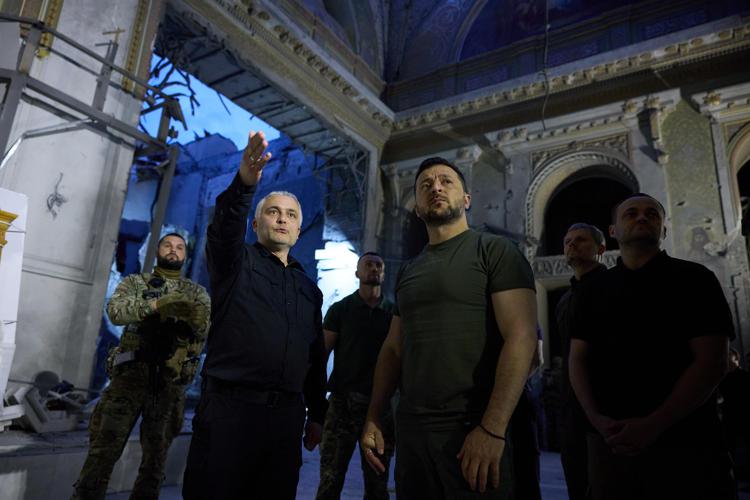 Ucraina, Zelensky a Odessa visita Cattedrale colpita dai russi - Video