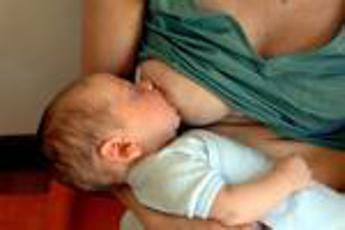 Pediatri, sì ad allattamento d’estate, 4 buone ragioni per farlo
