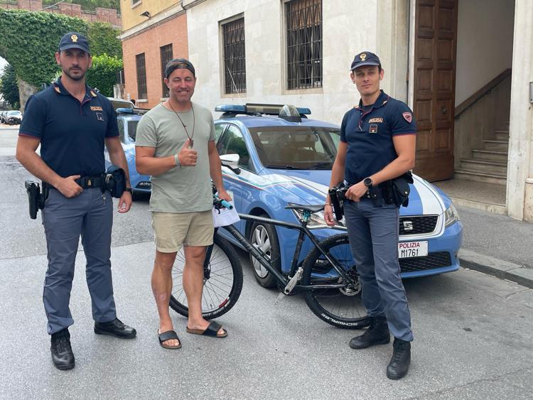 Il turista al quale è stata riconsegnata la bici