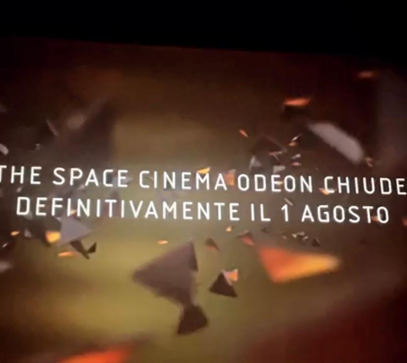 I milanesi dicono addio al cinema Odeon, ‘che impressione!’