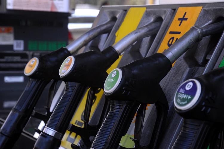 Benzina e diesel - prezzi in lieve rialzo: i costi di oggi