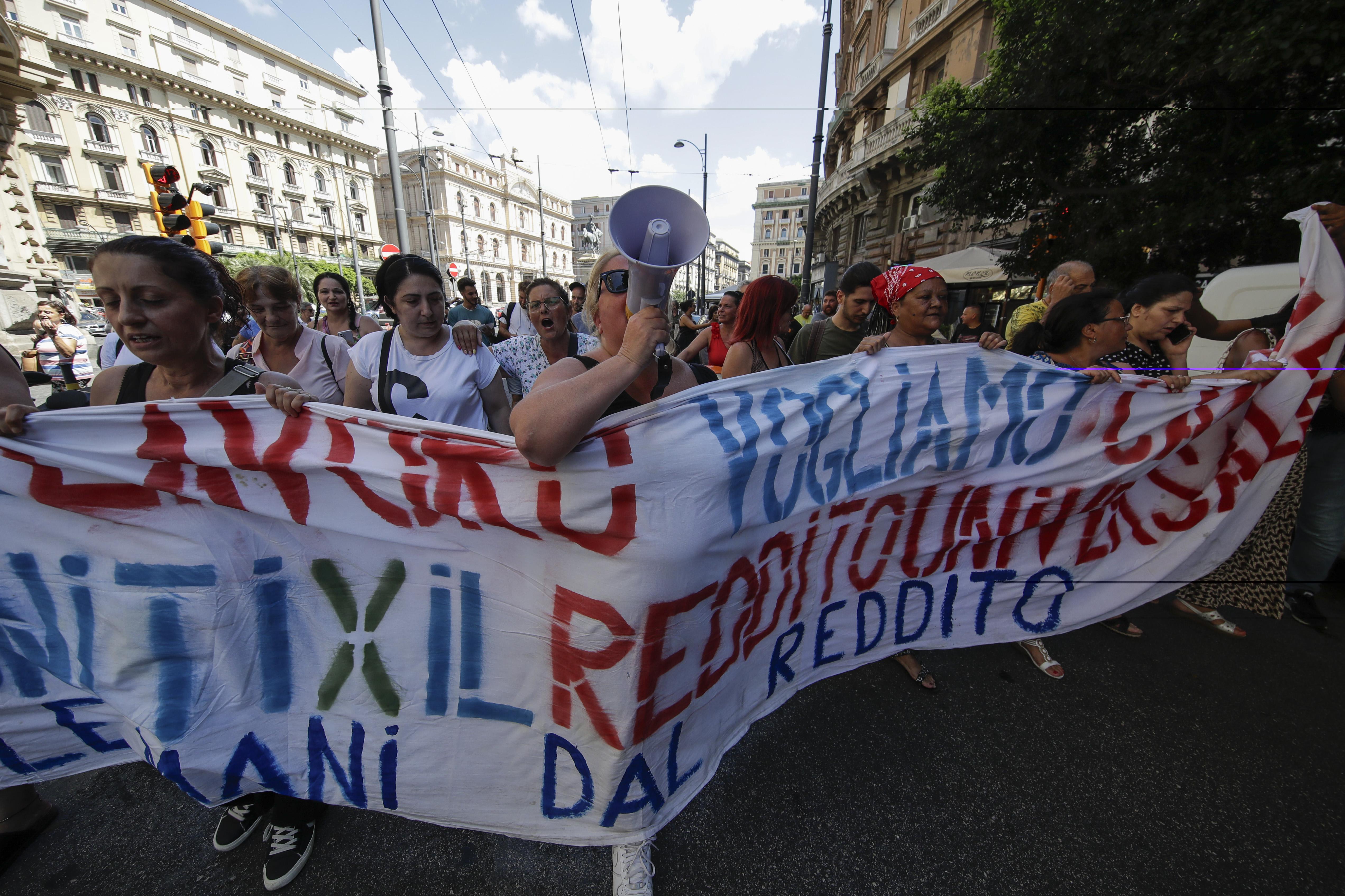Reddito cittadinanza, corteo oggi a Napoli: slogan contro Giorgia Meloni