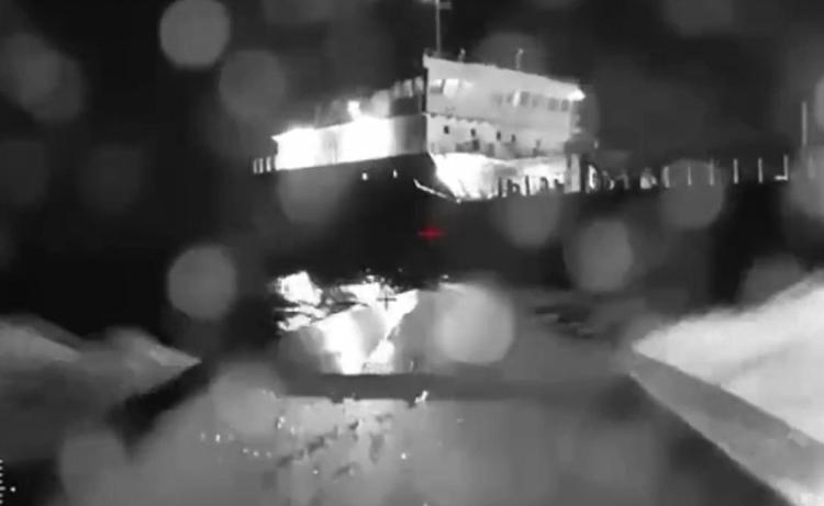 Ucraina, droni Kiev colpiscono petroliera russa nello stretto di Kerch - Video