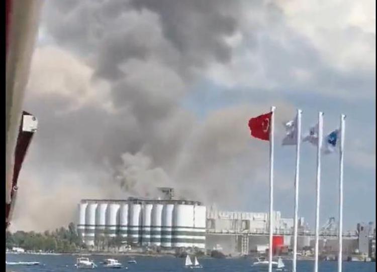 Turchia, esplosione in zona silos di grano nel porto di Derince: 12 feriti - Video