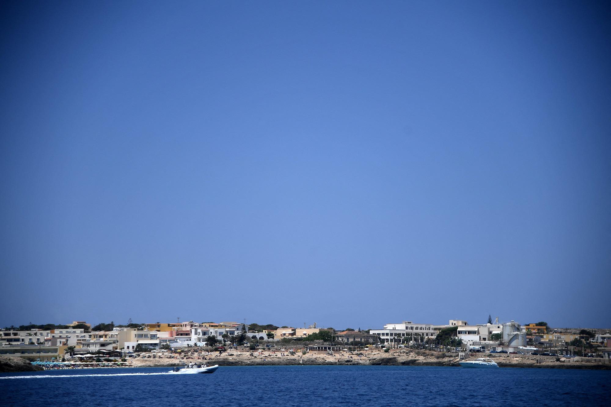 La noche del desembarco en Lampedusa, más de 1.000 migrantes en la isla desde ayer