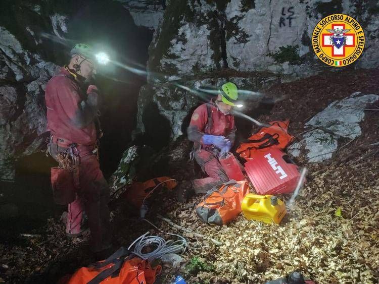 Salerno, salva la speleologa ferita e bloccata a 130 metri di profondità