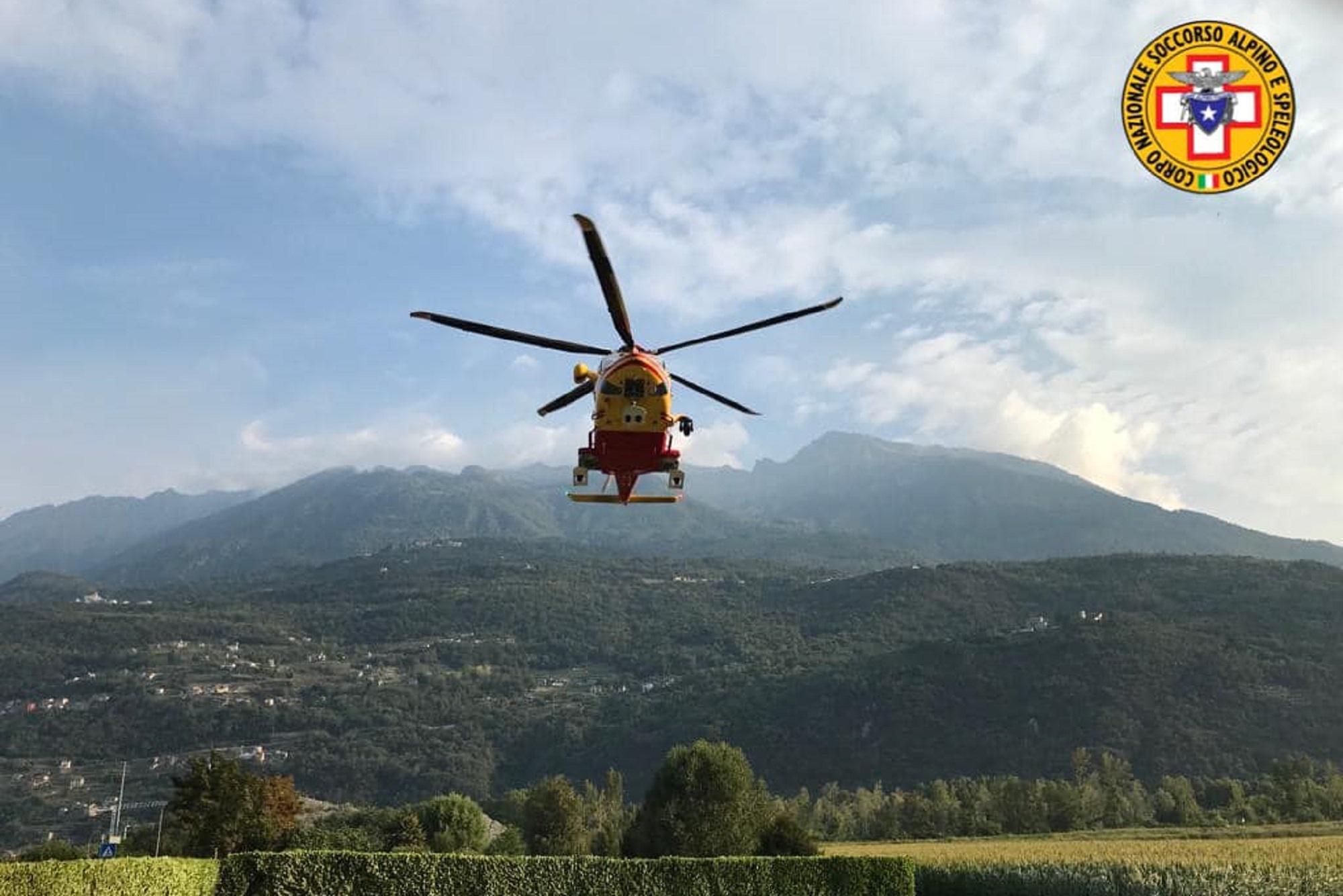 Esce per scattare foto notturne in montagna - si accascia su sentiero e muore