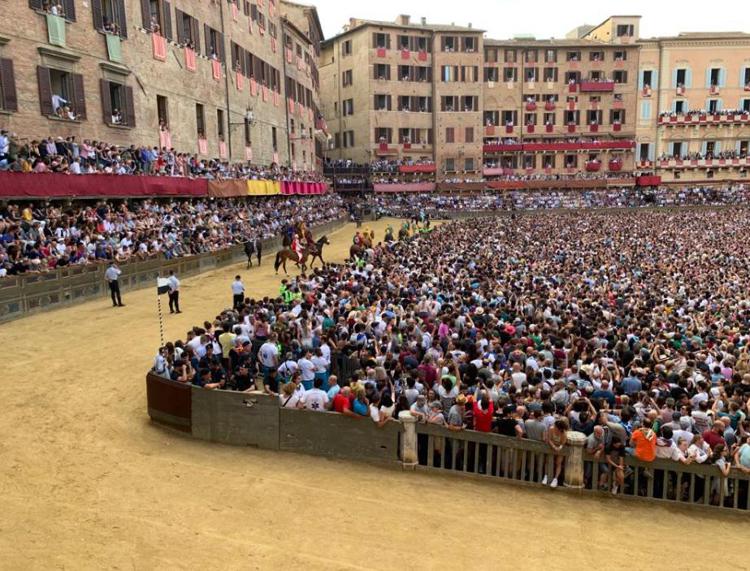 Palio di Siena 2023, Oca vince corsa 16 agosto con cavallo scosso