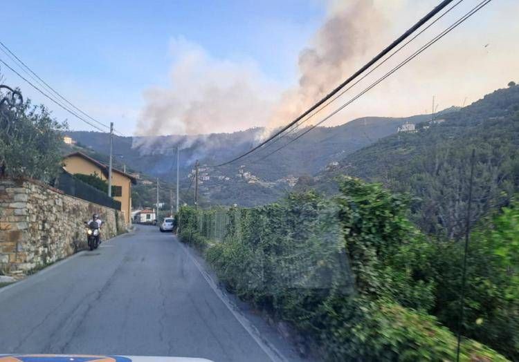 Incendio Sanremo, in fiamme i boschi di Verezzo e la Valle Argentina