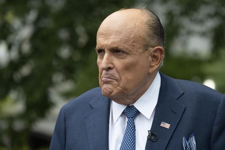 Assalto a Capitol Hill, Giuliani si consegna in Georgia: cauzione da 150mila dollari