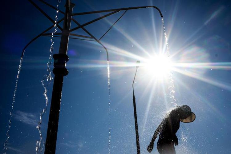 Sole e caldo in città - Afp