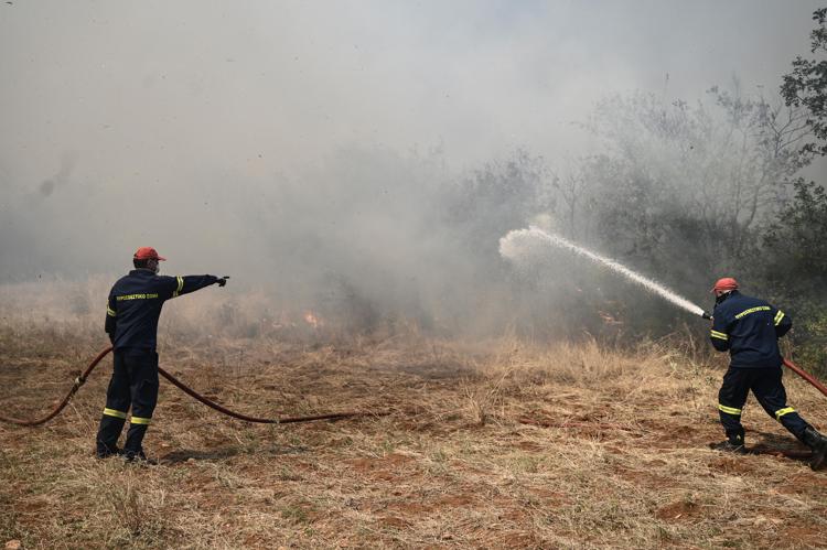 Vigili del fuoco impegnati nello spegnimento di un incendio in Grecia - Afp