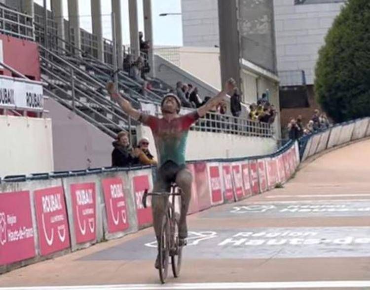 Tijl De Decker sul traguardo della Parigi-Roubaix Under 23