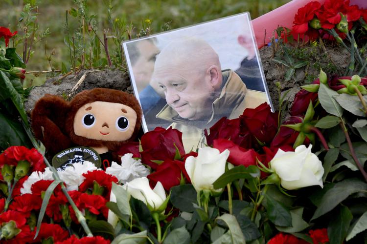 Un ritratto di Prigozhin tra i fiori in un memoriale improvvisato di fronte al Centro Wagner a San Pietroburgo (Afp)