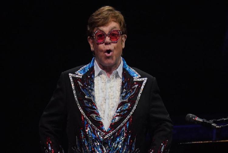 Elton John contro la cannabis: "Crea dipendenza"