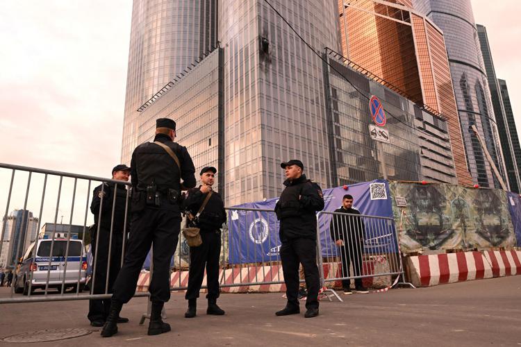 Polizia russa a Mosca dopo un attacco ucraino con droni nei giorni scorsi (Afp)